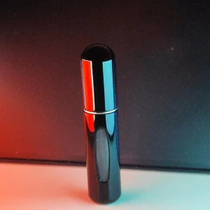 Påfyllningsbar travel sample 5ml - Finns bara i färgen svart, pyfillningsbar och smidig att ha med sig när man till exempel reser.