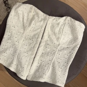 Vit tubtopp/korsett - En jättefin vit tubtopp från HM i storlek S!💓💓