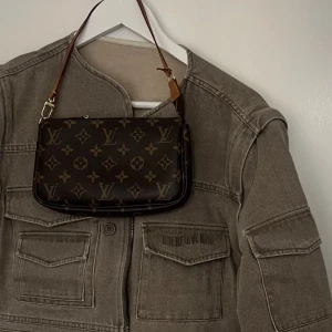 Louis Vuitton väska - Fint skick på väskan, och väldigt snygg till mycket. Den är äkta men tyvärr har jag tappat bort äktahetsbeviset så det nedkommer ej tyvärr. Finns serienummer inne i väskan. Pris kan diskuteras!