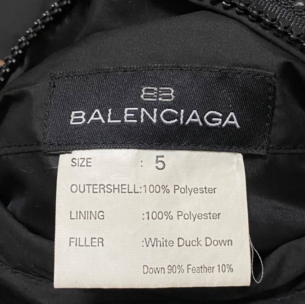 Hej!  Säljer en vintage Balenciaga dunjacka från tidigt 00-tal.  Den är vändbar och funkar på båda håll för olika ändamål.  Storlek 5 vilket motsvarar en Large i Svenska mått.  Kan postas!  Mvh Ludvig . Jackor.
