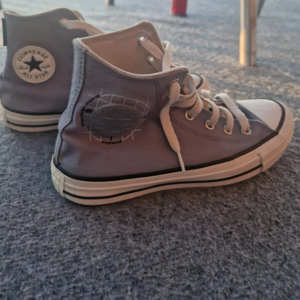 Blå all star converse, storlek 35.5 - 36 båda passar. De är använda bara några gånger och är fortfarnade fina och rena.. Skor.
