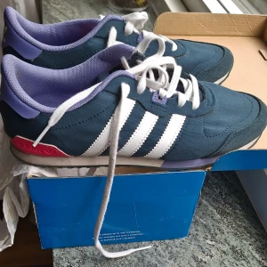 Adidas snickers - Sparsamt använt Adidas  Marinblå/rosa och lilla detaljer