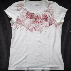 T-shirt  - S men passar även M. Stretch. Lite fläckar. 