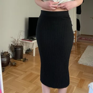 Svart ribbad kjol - Säljer nu denna super fina kjolen från Lindex, som inte kommer till användning. Kjolen har inga defekter, sitter super fint och materialet är jätte skönt. Storleken är i xs men passar nån med S också. Hör gärna av dig vid eventuella frågor🫶