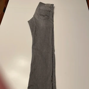 Replay jeans - Grå Replay jeans modell Thad. Rak modell.  Mycket bra skick.  Står 16A i storlek vilket motsvarar ca 29/32. Passar mig som är 170cm.  Hör av dig vid fler frågor! 