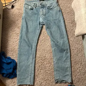 Neuw jeans Bra skicka förutom litet hål mellan benen men går enkelt att fixa själv 