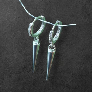 Creoler med strass och Långa spikes   - Handgjorda smycken av Nh.designs  Rostfrittstål, nickelsäkra  Aldrig använda 