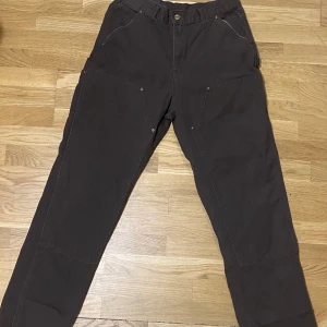 Carhartt byxor - Hej, säljer ett par carhartt byxor som hittades i källaren som tyvär inte kommer till användning. Som du ser på bilderna byxorna är helt nya ( jag tror inte att de är använda). Skriv för mer bilder eller prisförslag!!