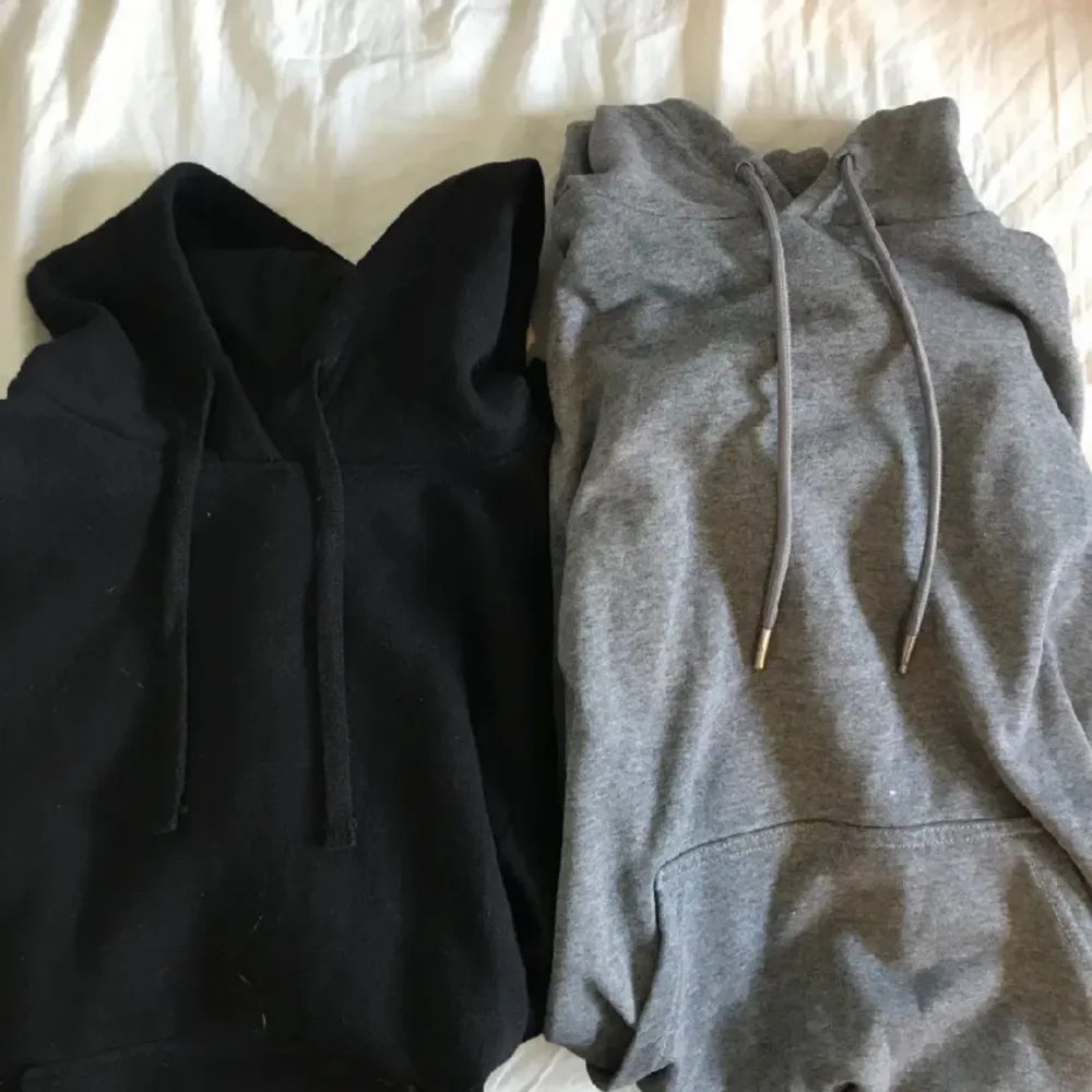 en svart hoodie i strl XS och en mörkgrå i strl XXS (men sitter som en XS)! väl använda men i bra skick. 1 för 60 eller båda för 100! 💫. Hoodies.