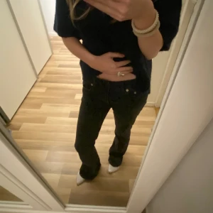 lågmidjade jeans - jätte fina jeans från lager 157 i modellen low boot 🌟 passar mig i längden som är ca 159/160🙏🏽 inga defekter