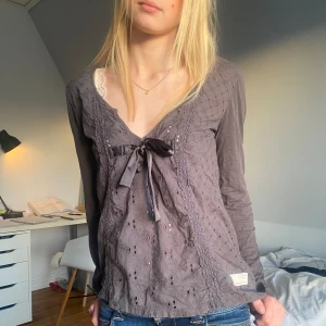 Odd Molly tröja - Så snygg långärmad tröja från Odd Molly i en jätte fin grå färg! Stl S💘