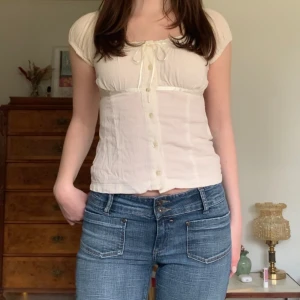 Vintage topp - Krämvit blus/topp med knappar, fyrkantig urringning och knytning framtill, från märket Ichi! 💘