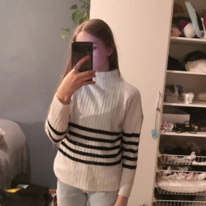 Polo tröja från Lindex  - En polo tröja från Lindex i bra skick. Polo tröja. Väldigt bra skick. Knappt använd. Skriv för flera bilder🤍