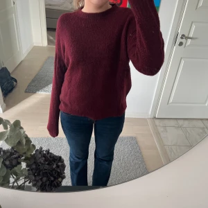 Vinröd stickad tröja - Säljer denna fina vinröda tröja från zara i lite tunnare stickat material🌸❤️ Kan mötas upp i centrala stockholm 🙌🏼