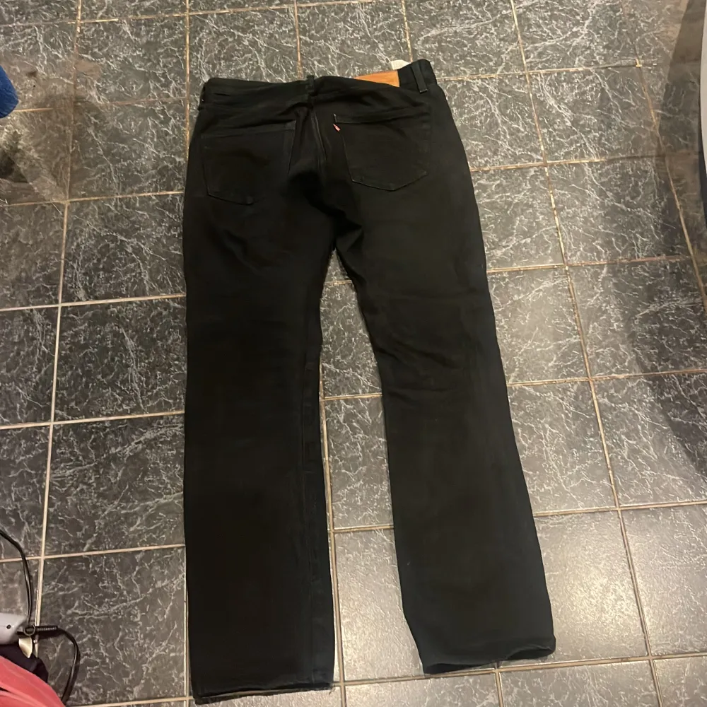 Svarta Levis 501 jeans i storlek 30/32 har inte använt dom på flera år rätt bra skick . Farkut & Housut.
