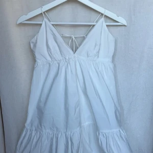 Jättefin klänning  - Jättefin klänning från zara💗 Använd fåtal gånger så väldigt fint skick. Säljs inte längre 