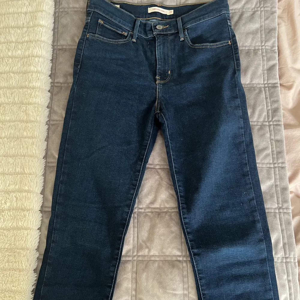 Knappt använda jeans från Levi’s som är i väldigt bra skick!. Farkut & Housut.