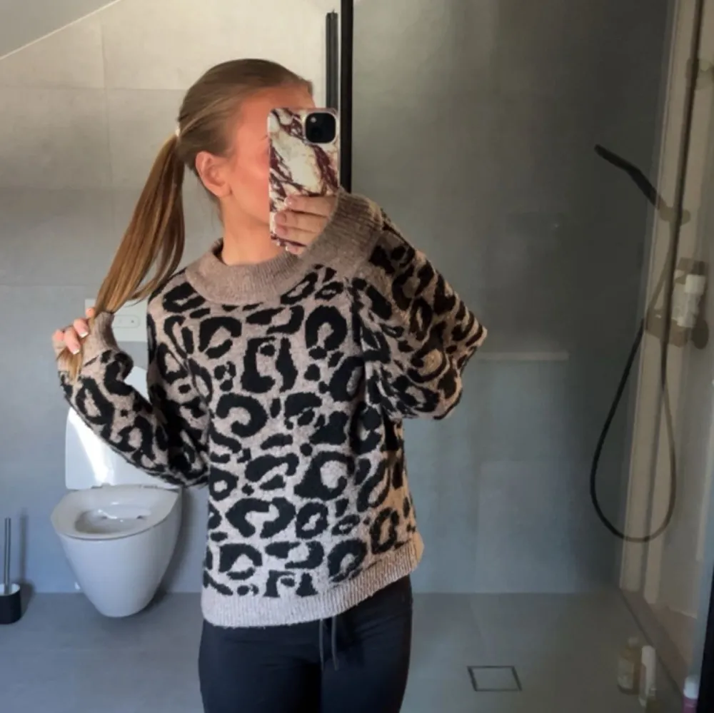 Säljer denna stickade leopardmönstrade tröja i jätte fint skick. Använd fåtal gånger men köpt för några år sedan❤️super trendig . Tröjor & Koftor.