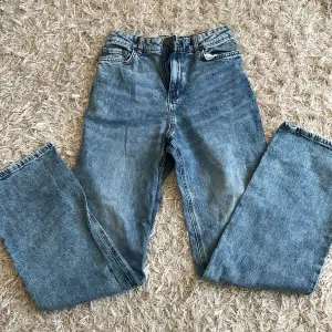 Dessa par straight leg jeans är i bra skick utan några fläckar, hål etc.