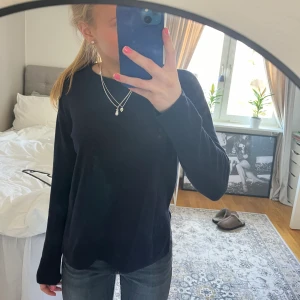 Stickad tröja - Marinblå kashmir tröja💕