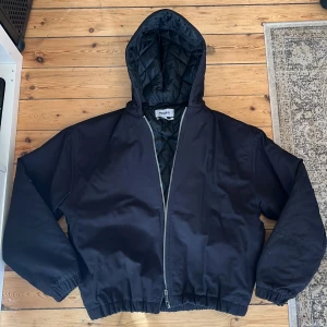 Weekday hooded bomber jacket - Basic Streetwear bomber jacka med luva från weekday.  Använd två tre gånger men det var inte min stil