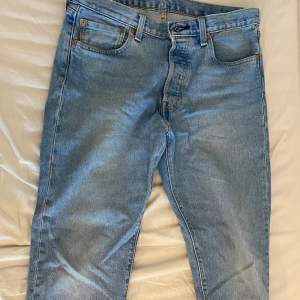 Blå levis jeans  Väldigt bra kvalite och i bra skick  Storlek 32/32