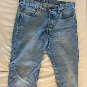 Levis 501 - Blå levis jeans  Väldigt bra kvalite och i bra skick  Storlek 32/32