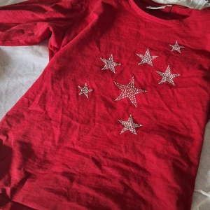 Stjärn t-shirt ☆ - En jättefin t-shirt i vinröd/mörk röd färg(den ser ljusare ut på bild) som är ifrån märket Isolde med korta ärmar💘 Storleken är M men passar även S! Aldrig kommit till användning.