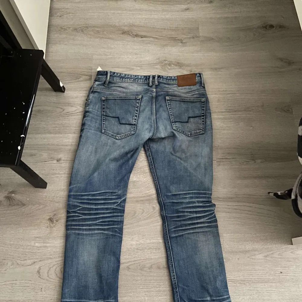 Blå Jeans i storlek 32/30 helt fel fria mitt pris är 600kr, dom är lite baggy o it regular fit dom passar mer som en bootcut. Jeans & Byxor.