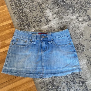 Jeanskjol - Jättefin lågmidjad jeanskjol med smyckade fickor! En knapp saknas, visas på sista bilden💘 Midjemått:36cm längd fram:25cm längd bak:29cm 