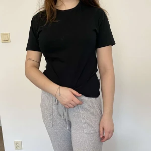 T-shirt  - Svart tröja i bra skick