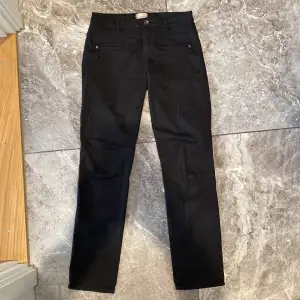 Svarta jeans från Espirit. Storlek W32. Säljer pga stor garderobrensning. Kika gärna på mina andra annonser, säljer mycket:) 
