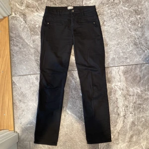 Svarta jeans  - Svarta jeans från Espirit. Storlek W32. Säljer pga stor garderobrensning. Kika gärna på mina andra annonser, säljer mycket:) 