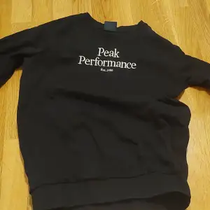 Svart Peak Performance Sweatshirt i Barnstorlek 170. Bra skick. Nypris 700kr