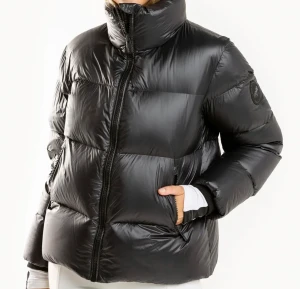 Dunjacka Mila 8848 stl 38 - Dunjacka Mila 8848, stl 38. Fint skick. Kort, oversizemodell. Snölås & justerbar dragsko. Midjefickor & dold liten ficka längst ner på ärmen. https://www.intersport.se/klader/jackor/vinterjackor/8848-mila-w-dunjacka-dam/black-black. Rök- & djurfritt hem 