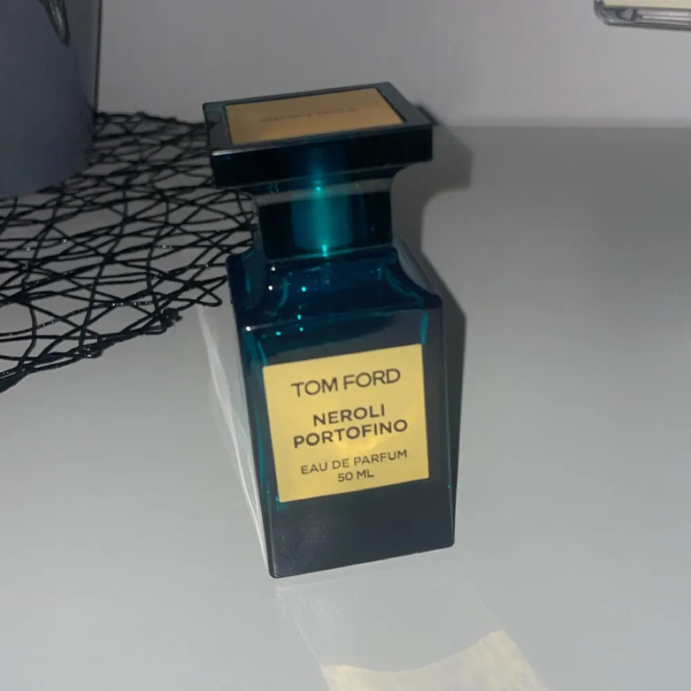 Tja, säjer denna tom ford parfym som är 50ml(45ml kvar ish) org pris 2700 kr. Skriv gärna om ni har frågor eller vill diskutera pris!. Övrigt.