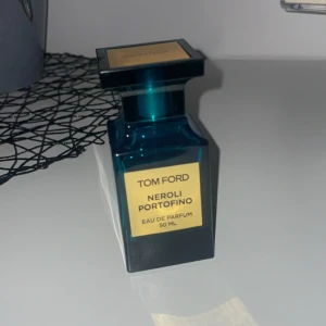 Tom ford neroli portofino - Tja, säjer denna tom ford parfym som är 50ml(45ml kvar ish) org pris 2700 kr. Skriv gärna om ni har frågor eller vill diskutera pris!