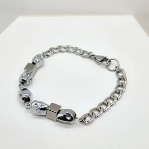 Handgjort armband. Material- ● rostfritt stål *Armbandslängd: 19cm  