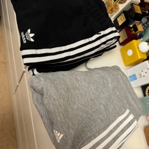 Adidas mjukisar  - Mycket bra skick 