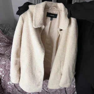 Teddykappa från veromoda - säljer nu min teddyjacka ifrån veromoda som är beige och i storlek M väldigt fint skick💕💕