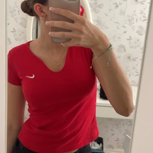 Jätte snygg Nike tshirt  - Jätte cool och snygg röd Nike baby tee. Den är i xs/s och köptes på Plick för 200 säljer därför för 100. Ej använd 