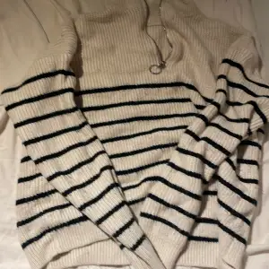 Säljer denna randiga tröja i ett okänt märke i storlek (S) 