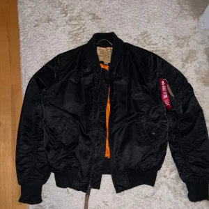 Alpha Industries Bomberjacka Svart - Säljer en Alpha Industries Bomberjacka Svart som knappt är använd. Jackan är i bra skick och funkar perfekt för våren/hösten. Storleken på jackan är S. Skriv för mer frågor eller bilder!