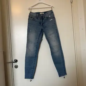 Säljer ett par otroligt vackra Odd Molly jeans i storlek W24 motsvarar ungefär en storlek XXS. Mycket fint skick, jag hittar inga synliga anmärkningar eller inga defekter. 