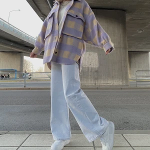 Levis jeans - Säljer dessa Levis jeans ”Ribcage wide leg” i storlek 27 i en jättefin ljusblå tvätt. Knappt använda så jättebra skick, säljer för att de har blivit för små o inte kommer till användning längre. Säljer för 400kr 🩵🩵🩵