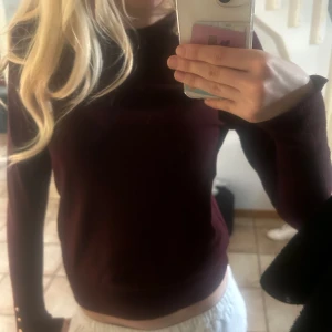 Långärmad tröja zara - Vinröd tröja från zara, bra skick, lång i armarna, trendig, perfekt till våren