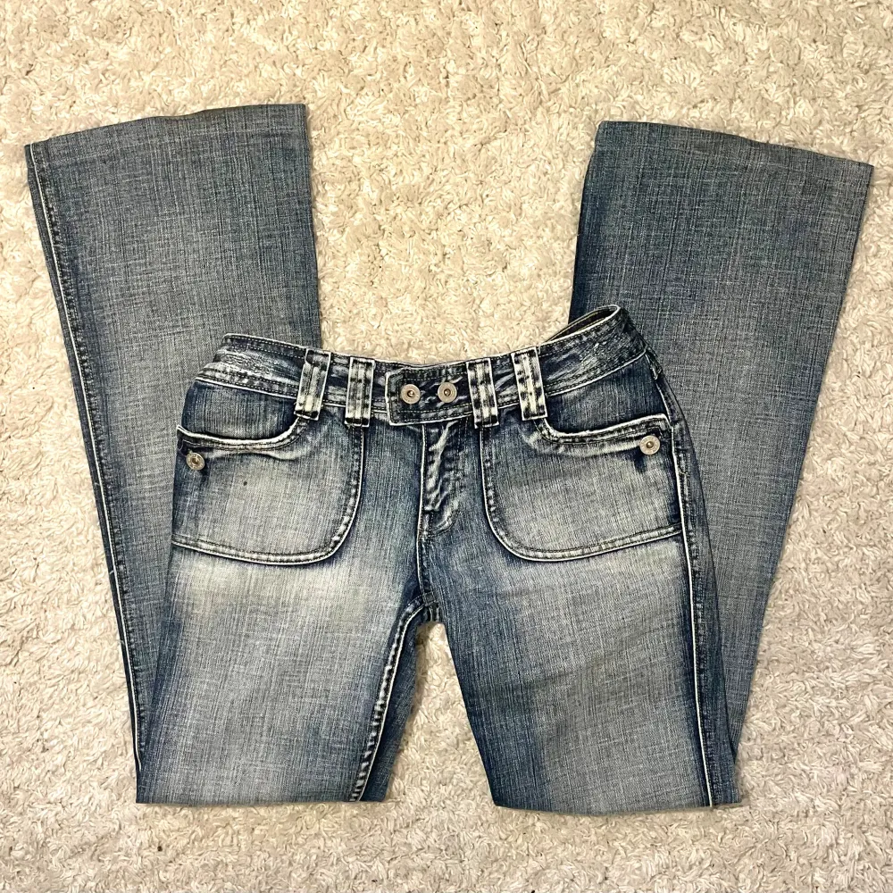 Säljer dessa sjukt snygga jeans!! Passar mig perfekt som är 166 cm och bär xs. Har en liten prick på ena framfickan vilket synd på bild ett (vänstra på bilden) men den är ytterst liten som ni ser 🩷🩷. Jeans & Byxor.