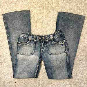 Säljer dessa sjukt snygga jeans!! Passar mig perfekt som är 166 cm och bär xs. Har en liten prick på ena framfickan vilket synd på bild ett (vänstra på bilden) men den är ytterst liten som ni ser 🩷🩷
