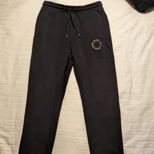 Boss byxor - Mjukisbyxor från boss knappt använda.  Storlek S Ny pris 1499kr