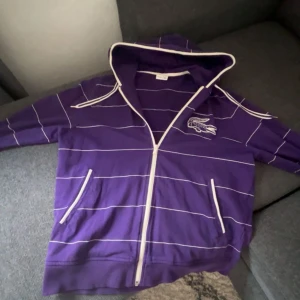 Lacoste zip hoodie - Storlek M. Knappast använt. Den är äkta.